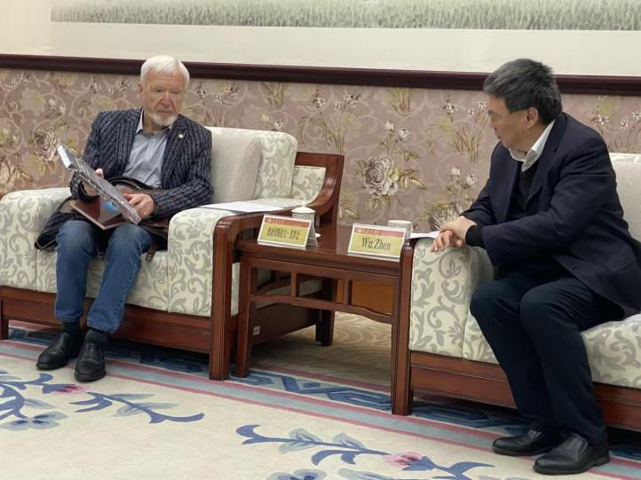 俄罗斯科学院西伯利亚分院考古学与民族学研究所莫罗金院士一行来校访问交流