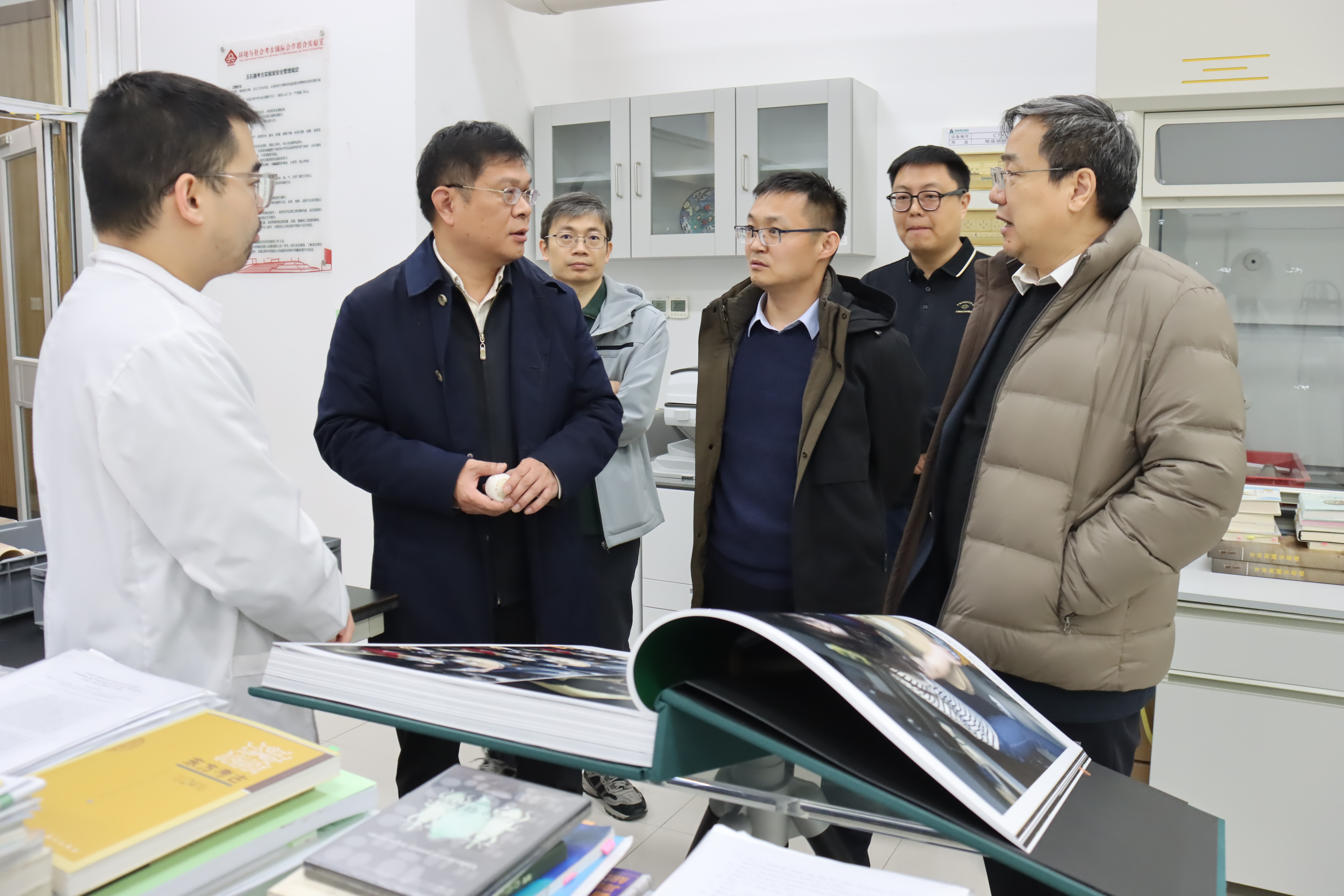 国家文物局考古研究中心党委书记、主任闫亚林一行到我院调研